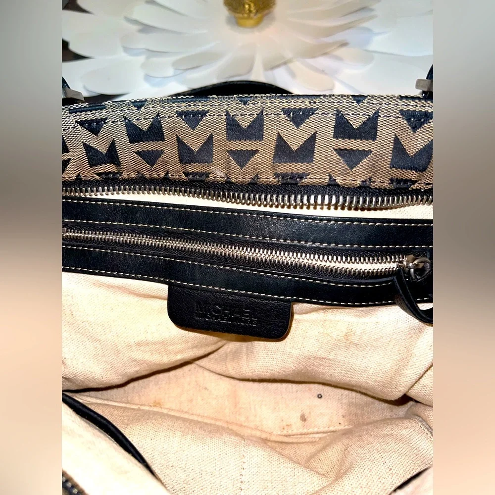 MICHAEL KORS: Signature Black/Cream Tote purse